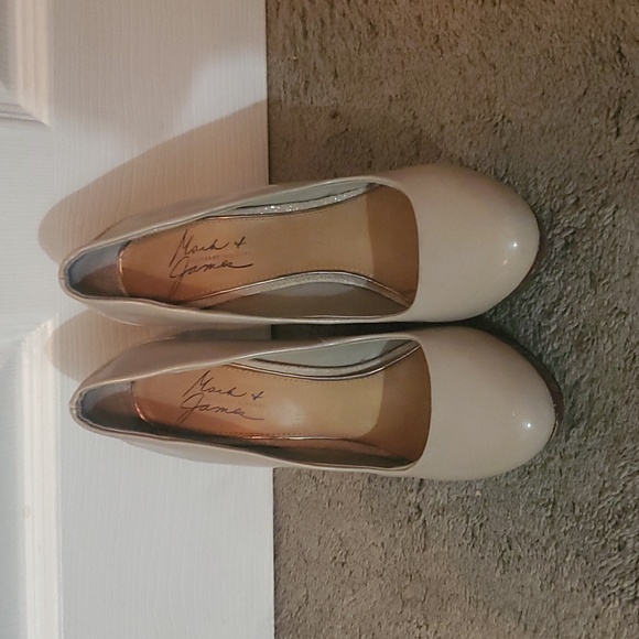 Womens Size 7 Badgley Mischka wedge heels - Picture 2 of 6